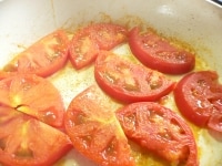 トマトを焼いて塩コショウ