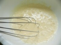 ボウルに生クリームをあけ、生クリームのパックに牛乳を入れて揺すってボウルにあけ、卵黄、塩、ホワイトペッパー、ナツメグを入れて混ぜ、チーズを入れて混ぜる。<br />