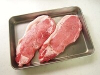 バットなどに豚ロース肉を並べ塩とブラックペッパーを全体にふり5分程おきます。<br />