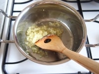 鍋にオリーブオイル（大さじ１）、玉葱を加えて中火でしんなりするまで炒めます。