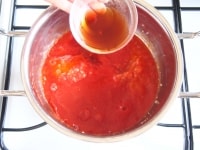 玉葱がしんなりしたら、トマト缶、砂糖、麺つゆを加えて混ぜ合わせ、蓋をして弱火で煮詰めます。