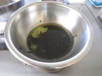 ボウルにバター、植物油、練りごまを入れ、湯せんにかけて温め、混ぜておきます。