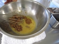 別のボウルに卵を割り入れ、軽く溶きほぐしてから、きび砂糖を入れて泡立て器でよく混ぜます。