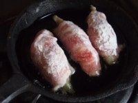 茗荷の半分の高さぐらいまでサラダ油を入れ、ときどき回転させながら揚げる。豚肉に火が通ったら天ぷら紙などにのせて油を切る。
<div><br />
&nbsp;</div>
