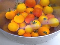 ミニトマトはよ洗い水気を切って、ヘタを取ります。<br />