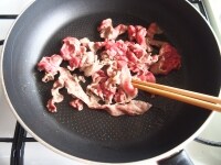 フライパンに、オリーブオイル、牛肉を入れて中火にかけ、肉に火が通るまで炒めます。