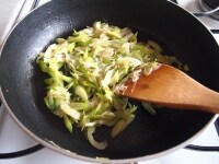 アンチョビが溶けたら、葱を加えて炒めます。しんなりして粘り気が出るまで炒めたら、カボチャを加えてさっと炒めます。<br />