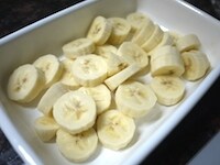 バナナを輪切りにし、冷凍する