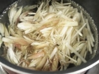 新生姜とみょうがをお湯でさっと茹でて、水気を切っておきます。