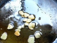 フライパンにオリーブオイル大さじ1とスライスニンニクを入れてカリカリになるまで炒め、ペーパータオルの上に取り出す。<br />