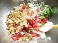 ボウルに残りの玉ねぎとトマト、千切ったバジルを入れておき、熱々の（3）をかけて混ぜて冷ます。<br />