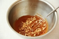 ボウルにピリ辛ごまだれの材料を合わせてまぜ、2のきのこを入れて和える。器に盛り、ピーナッツをふりかける。