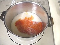 別の鍋に残りの甘酒とトマトジュースを加え、中火にかけ混ぜ合わせます。
