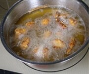 揚げ油を170度に熱し、鶏肉を入れて4～5分揚げていったん取り出し、揚げ油180度に上げて再度カラッと揚げて取り出し油を切ります。<br />
かぼちゃ、ピーマンも片栗粉をまぶして180度の温度でカラッと揚げます。<br />