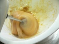 ボウルに卵ときび砂糖を入れ、別のボウルに４０～5０℃の湯を入れる。ボウルの底を湯にあてながら、泡立てる。<br />