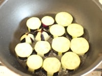 フライパンに油を入れ、なすを並べて、両面にうっすらと焦げ目がつく程度に焼きます。