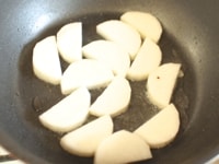 なすを炒めたフライパンに、そのまま長芋を入れ、さっと炒めます。