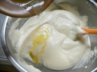溶かしバターを全体に回し入れて混ぜる。<br />