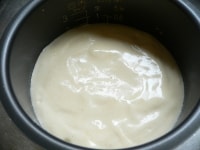 あらかじめバターを薄く塗っておいた内釜に、生地を流し入れて炊く。<br />