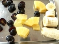 中にはさむバナナは薄く切り、ぶどうは半分、パイナップル（缶詰）は小さく切る。<br />