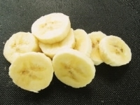 バナナは皮をむき5mm程の厚さに切ります。