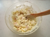 ゆで卵、かまぼこ、カッテージチーズ、マヨネーズをボウルに入れて混ぜ合わせます。