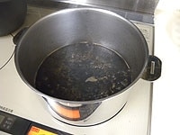 鍋に調味料と水を加え、一度煮立たせます。