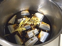 さんまが重ならないように入れ、生姜の千切りと花山椒を散らします。<br />
落としブタをして中弱火で煮汁をかけながら、1時間ほど煮ます。火を止めて1時間ほどおくとより味がしみ込みます。