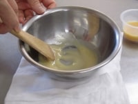 ボウルに生地用の白あんを入れ、溶きほぐした全卵を少しずつ加えながら、木べらでなめらかに混ぜます。