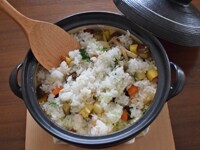 土鍋の蓋をとり、昆布を取り出し、【4】の野菜と水菜を加えて、混ぜ合わせます。味をみて、足りないようなら塩で味を調整してください。