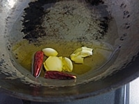 フライパンに潰したニンニク、赤唐辛子、オリーブオイルを入れて弱火にかける。ニンニクが色づいたらタコ、お好みでパプリカパウダーを入れて軽く炒める。