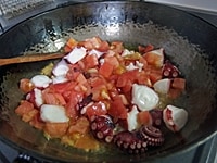 トマトを加え、トマトがとろりとしたら塩で味を調える。器に盛り、ライムを添えて食べるときに搾る。