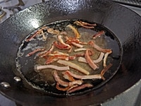 油を敷かないフライパンにベーコンを入れ、カリっとするまで炒める。水50ｃｃを入れて沸騰させ、火を止める。