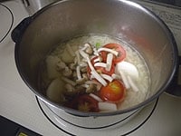 2の鍋にトマト、かぶ、シメジを加え中火で煮ます。（かき混ぜないこと）