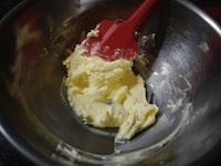 バターをクリーム状にする
