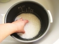 白米ともち米を合わせてとぎます。といだ水は捨て、軽く水洗いした切干大根を加え、新たに水を1.5合分まで入れて30分程浸水させます。<br />