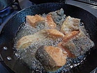 フライパンに多めのサラダ油を入れて熱し、鮭を皮のほうから入れてこんがりと揚げる。							<br />
器に盛り、長ねぎと生姜を合わせたものを添える。お好みで糸唐辛子をのせる。<br />