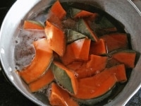 鍋に砂糖と水を入れ、沸騰したらライム汁、かぼちゃを加え、中火で煮ます。<br />