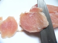 鶏むね肉は前もって冷凍しておき、半解凍させて皮を取り、薄く削ぎ切りにする。<br />