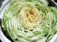 白菜は7cmに切って土鍋に詰め込み、昆布を入れる