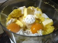 さつまいも、卵、ホットケーキミックス、バター、牛乳をフードプロセッサーに入れ、全体が滑らかになるまで撹拌します。