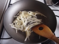 香りが出たら、白菜の芯を加えて中火で炒めます。