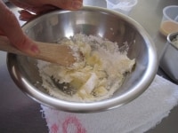 バターに粉砂糖を3回にわけて加え、そのつど木べらで80回ほどよく混ぜます。
