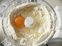 冷水と卵黄を混ぜる