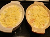 6をグラタン皿に盛り、ミックスチーズを散らし、200度のオーブンで10～15分焦げ目がつくまで焼く。