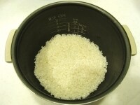 玄米と精白米を合わせ研ぎ、30分程浸水させます。水を捨て、1と1/4合分の目盛りまで水を新たにはり炊飯します。<br />