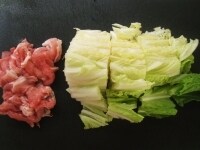 白菜は軸を取り、4cm&times;4cmの正方形に切ります。豚肉は白菜の大きさに合わせて切っておきます。<br />