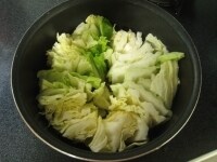 鍋に白菜を立てて並べます。<br />