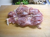 鶏もも肉は包丁で厚みを均等にして広げます。肉の表面に軽く塩コショウを振ります。
