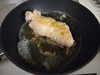 フライパンに残りのバターとサラダ油を入れ中火にかけます。鶏の表面に焼き目をつけます。